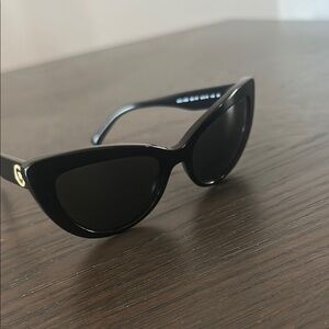 Elegant Black Cat-Eye Sunglasses